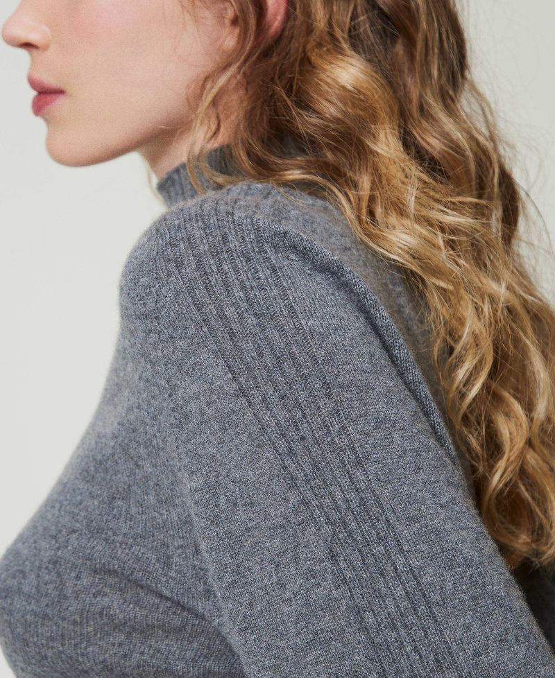 Pull col montant en cachemire Gris moyen chin&eacute; Femme 242TT3343_0082M_04
