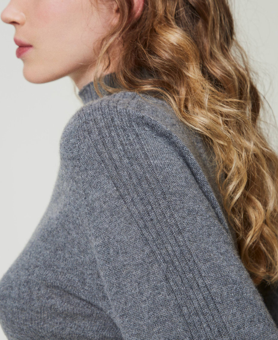Pull col montant en cachemire Gris moyen chin&eacute; Femme 242TT3343_0082M_04