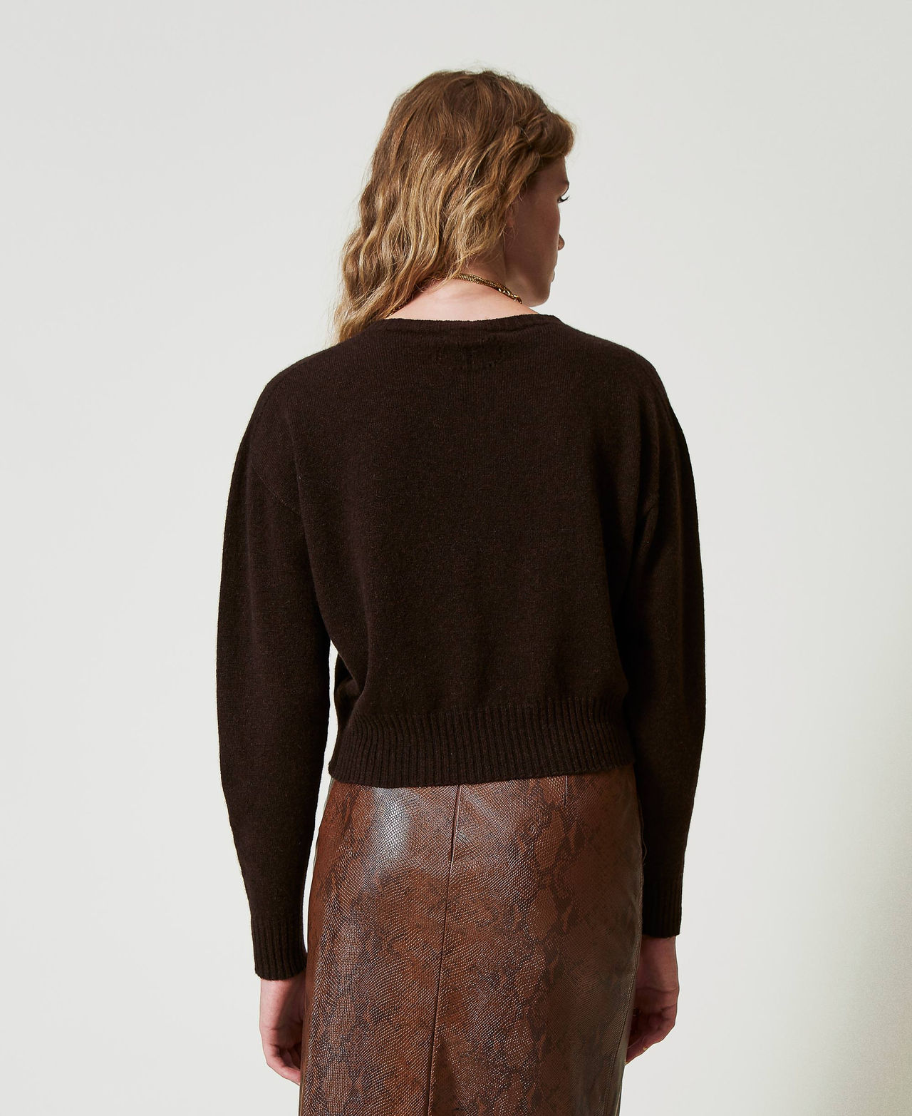 Rundhalspullover aus Cashmere Kaffeeschokolade Frau 242TT3344_11946_03