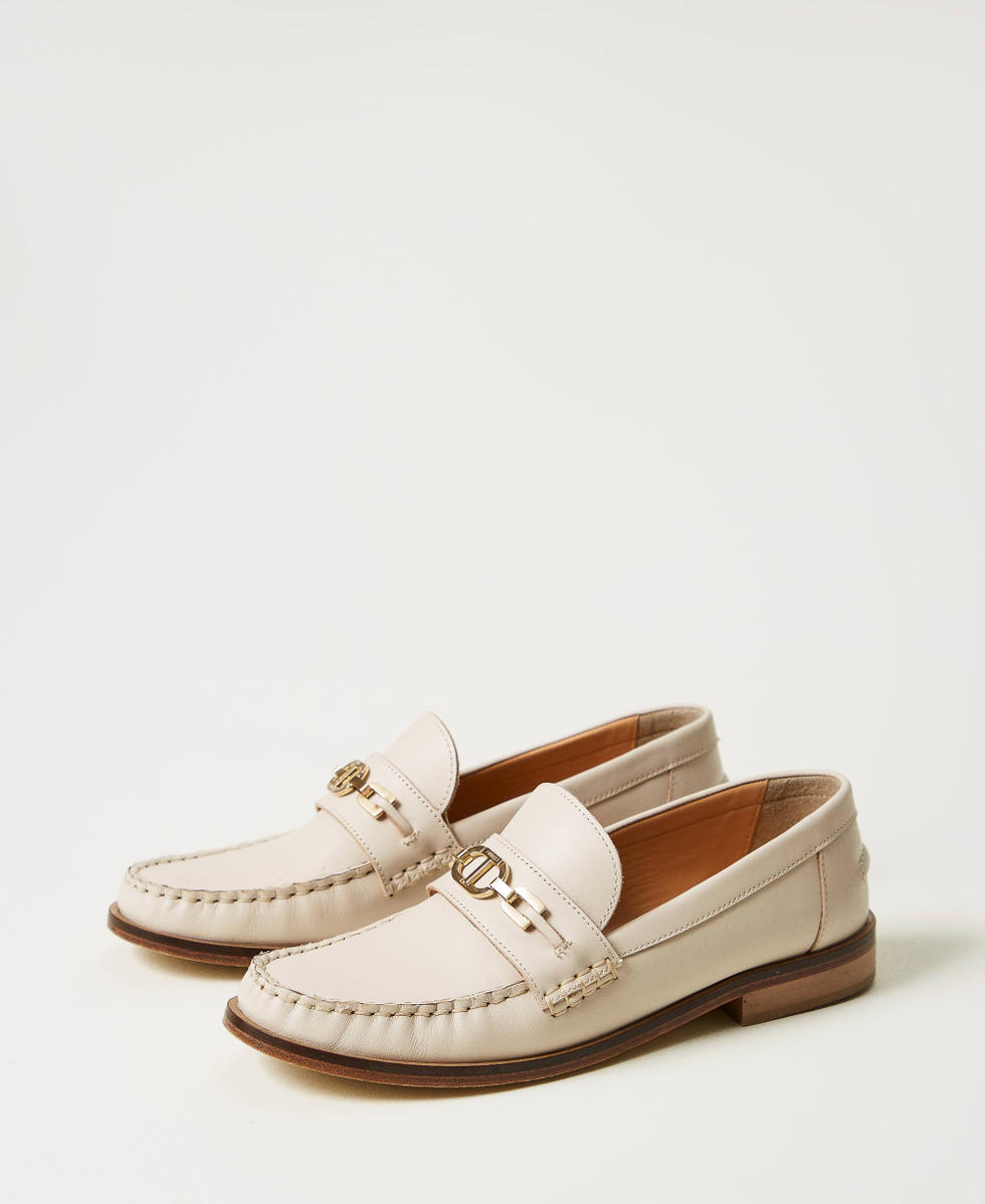 Mocassins en cuir avec Oval T Blanc Neige Femme 251TCP130_00282_02