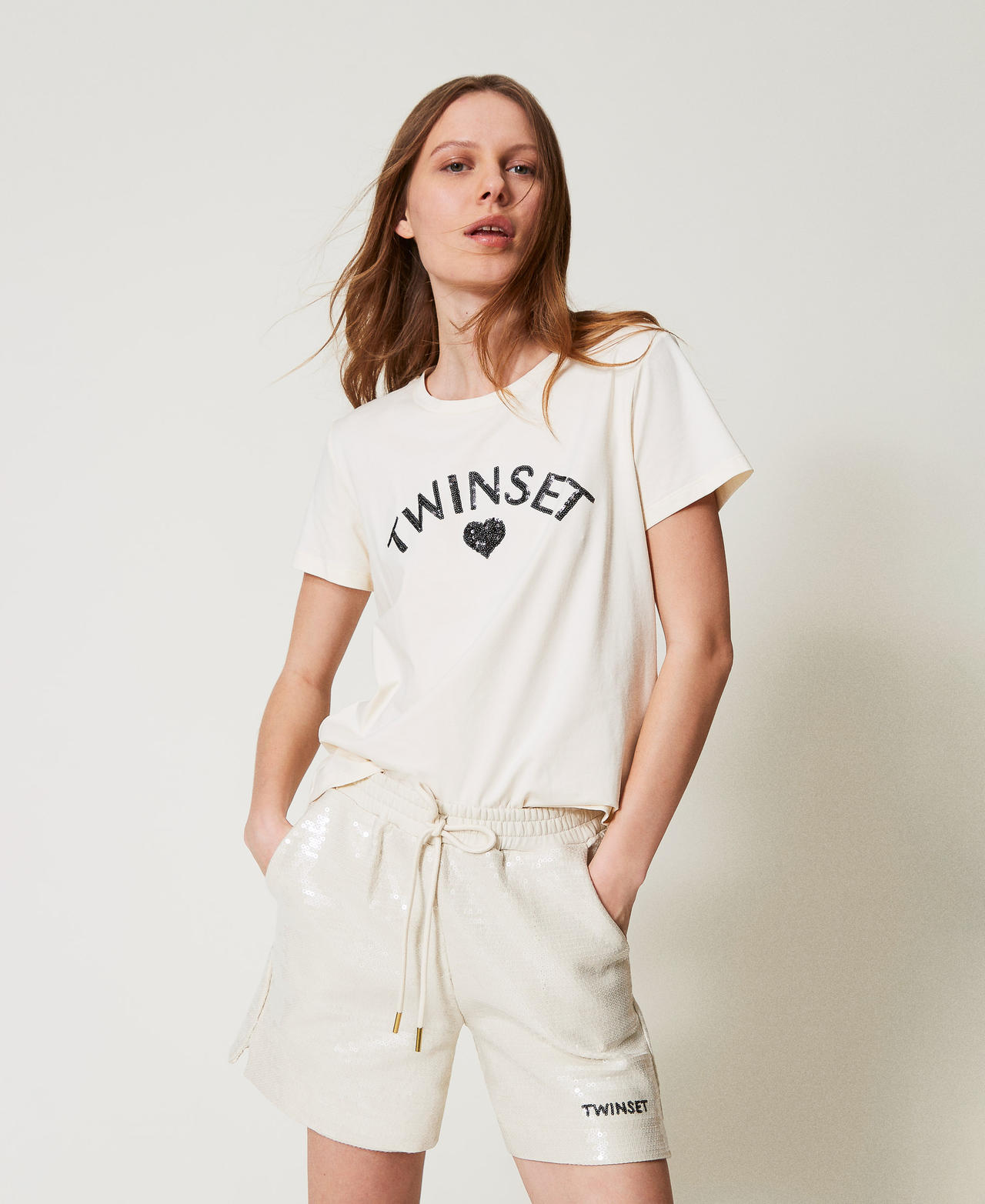 Camiseta de corte regular con logotipo de lentejuelas Beige Mujer 251LL2SDD_00003_01