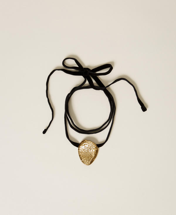 Choker necklace with pendant