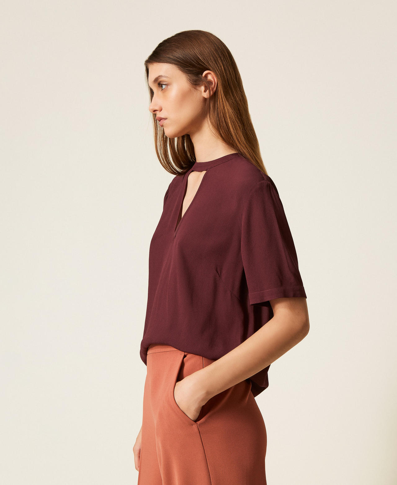 Crêpe de Chine blouse with cut-out “Wine tasting” Purple Woman 252TP2292_05609_02