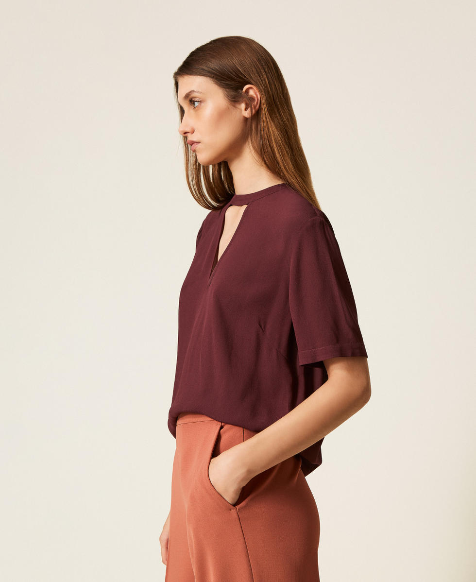 Cr&ecirc;pe de Chine blouse with cut-out &ldquo;Wine tasting&rdquo; Purple Woman 252TP2292_05609_02