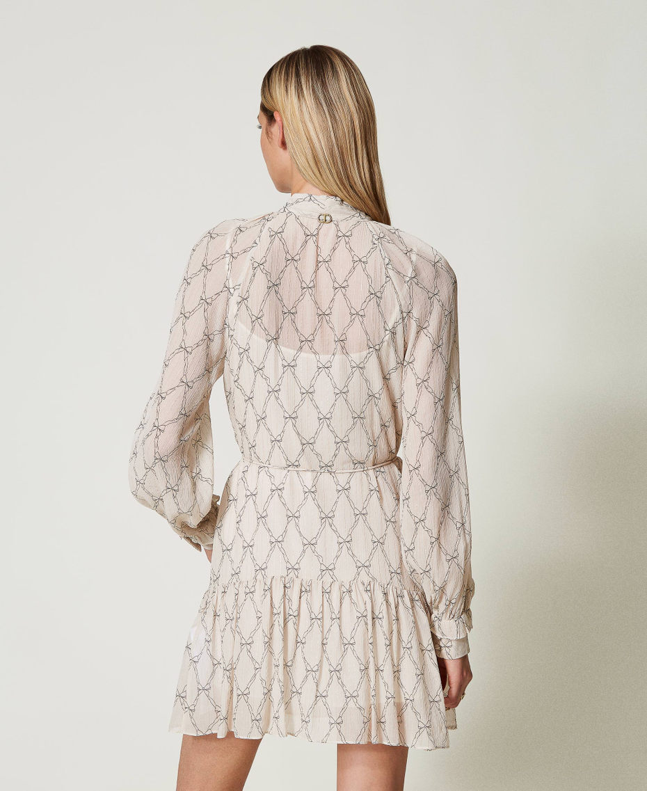 Kurzes Kleid aus Krepon mit Schleifenprint Flockenprint &bdquo;White Cream&ldquo; / Schwarz Frau 242TT2440_12048_03