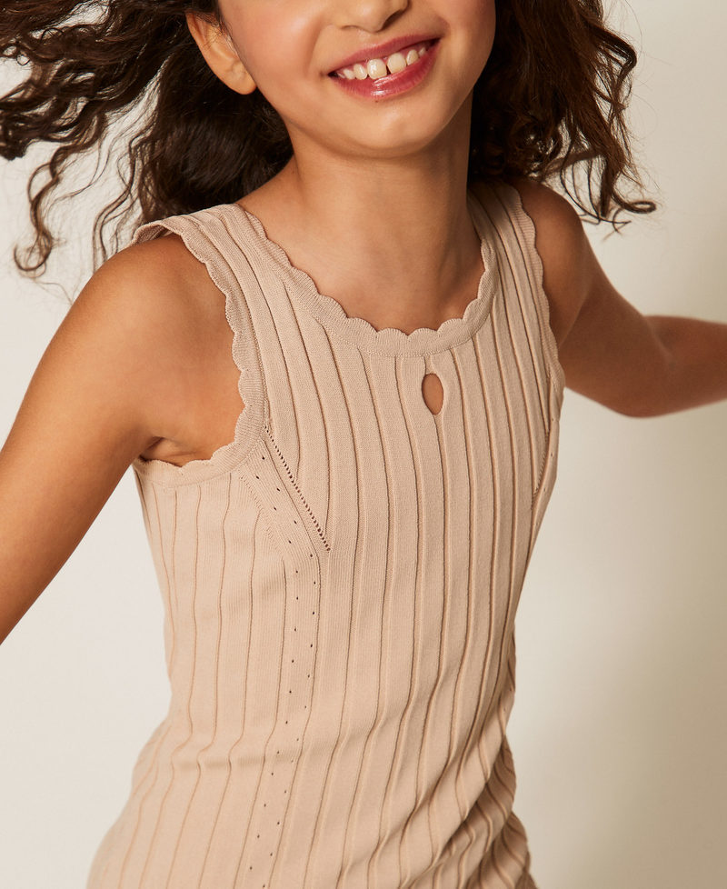 Kurzes Kleid in Rippstrick Safaribeige M&auml;dchen 261GJ3014_13191_04