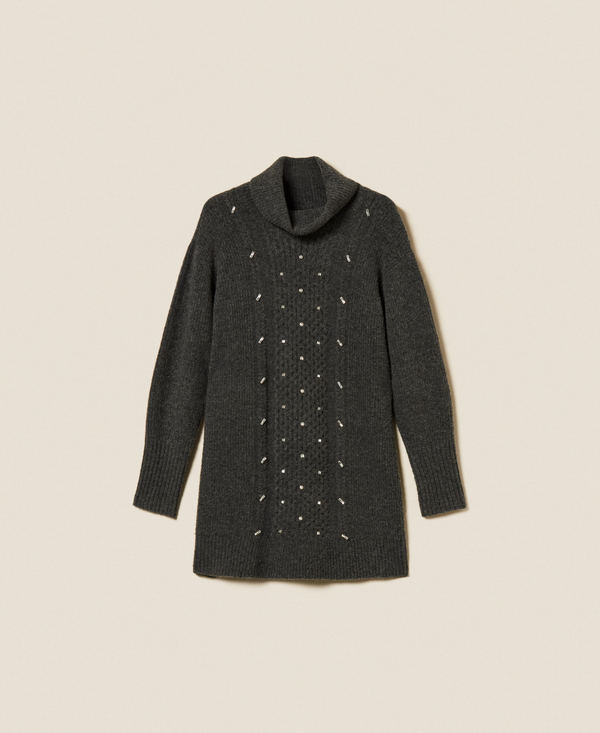 Short knit dress with embroidery