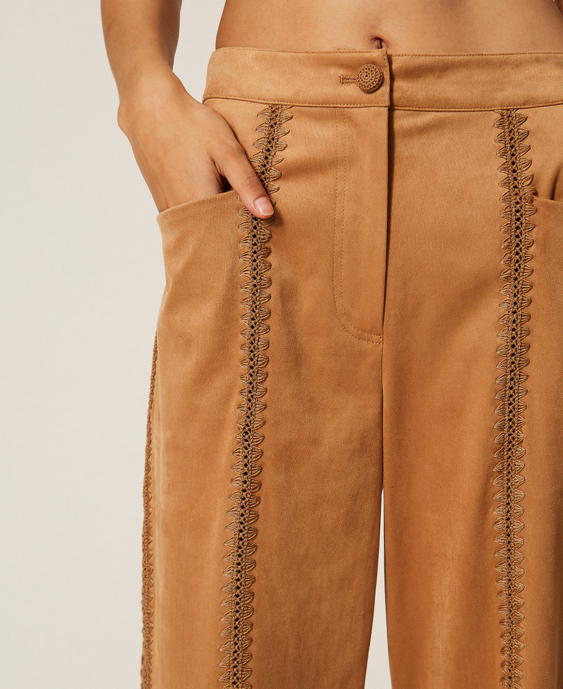 Pantalon en su&eacute;dine avec broderie Marron &laquo;&thinsp;Hazelnut&thinsp;&raquo; Femme 261LB2MBB_10282_04