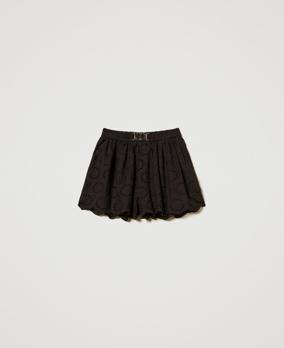 Shorts in broderie anglaise with scalloped hem