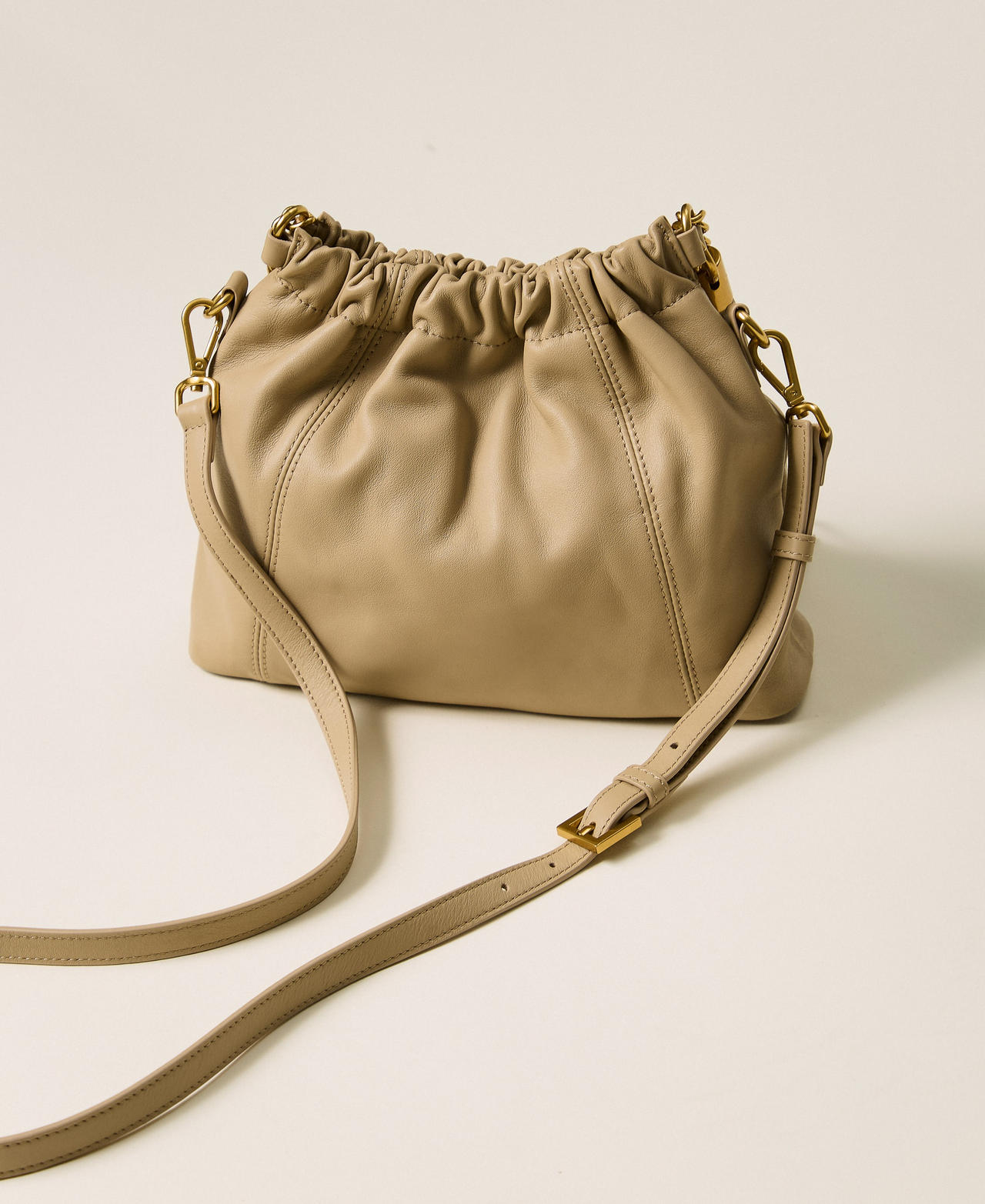 Umh&auml;ngetasche aus Leder mit Raffung Khaki Frau 262TD8181_13165_03