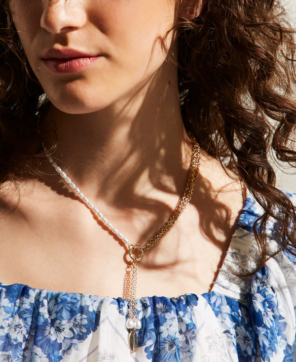 Necklace with pendants and pearls