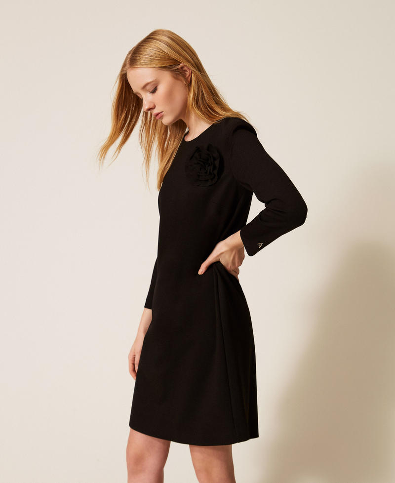 Kurzes Kleid mit Blumenbrosche Schwarz Frau 261AP214A_00006_02