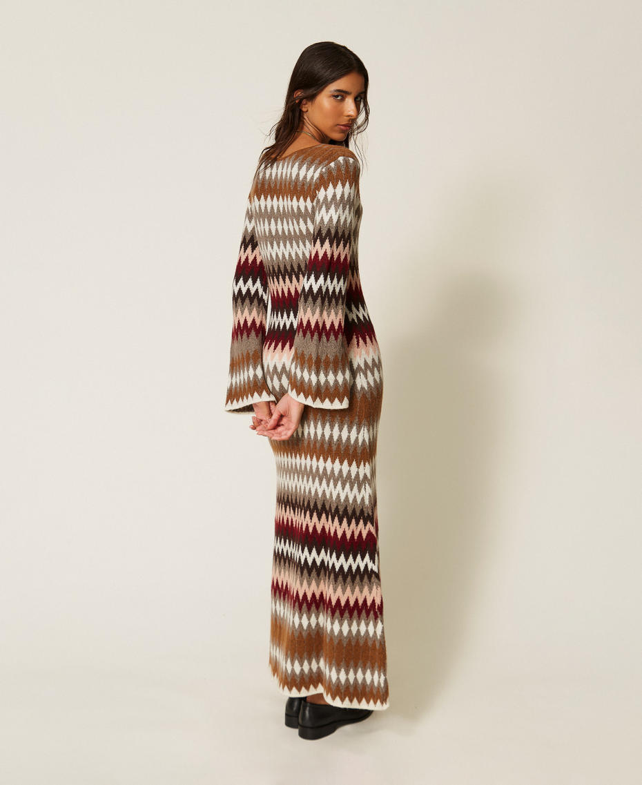 2-in-1-Maxistrickkleid mit Jacquard-Verarbeitung Jacquard Toffee / "Rhabarberrot" Frau 262AT3035_14118_03