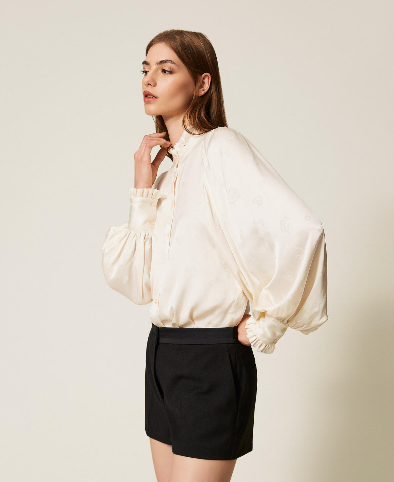 Shorts with satin details Black Woman 252TT2125_00006_02