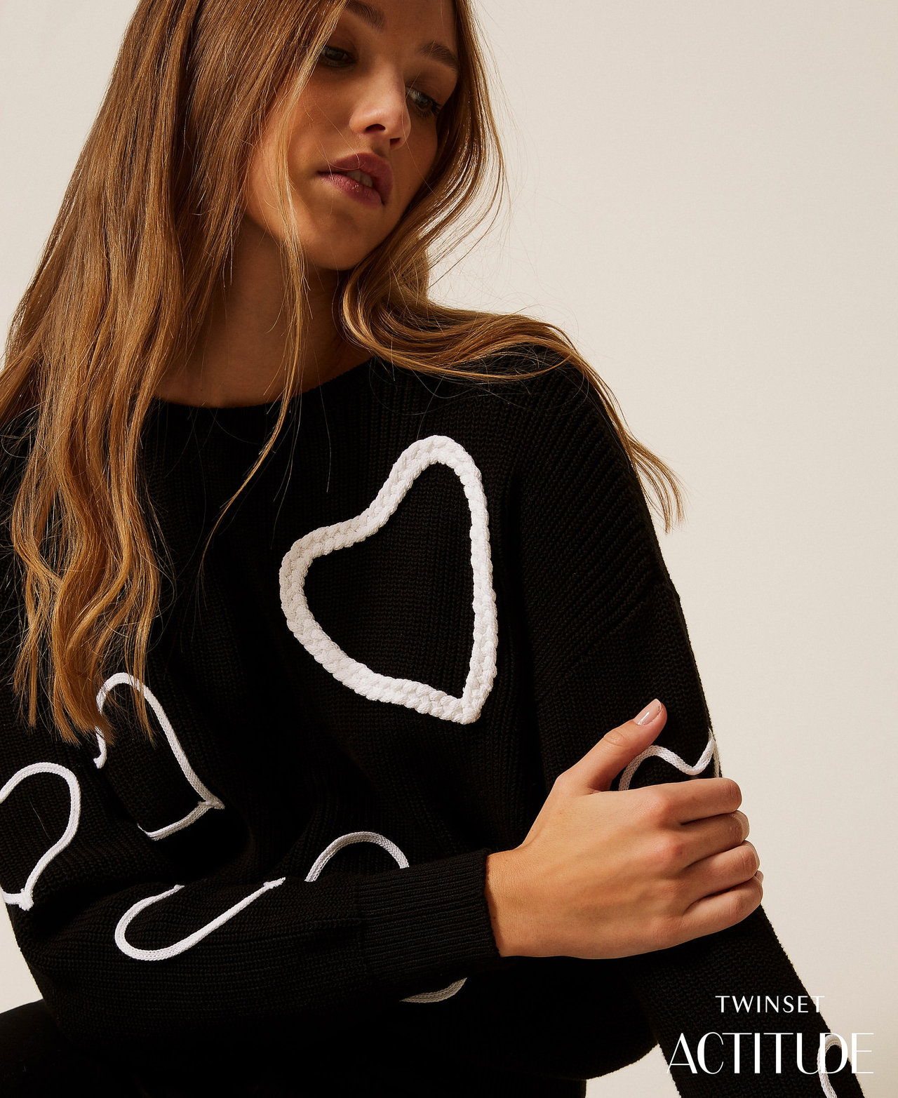 Maglia con ricamo a cuori Bicolor Nero / Ricamo Off White Donna 261AP3130_13486_PA