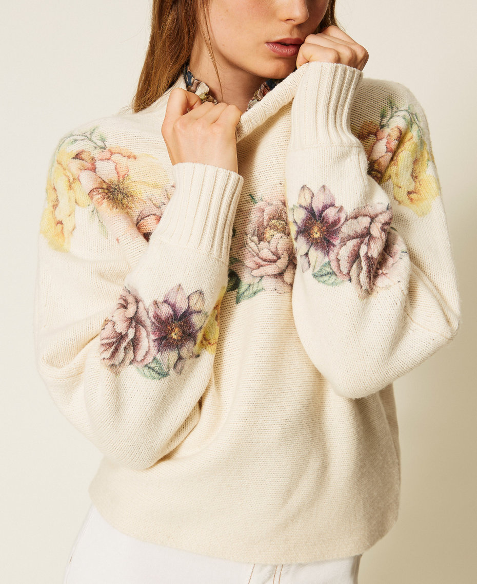 Pullover aus Wollmischung mit Print Flowers-Print / Perlmutt Frau 262TT3460_14177_04