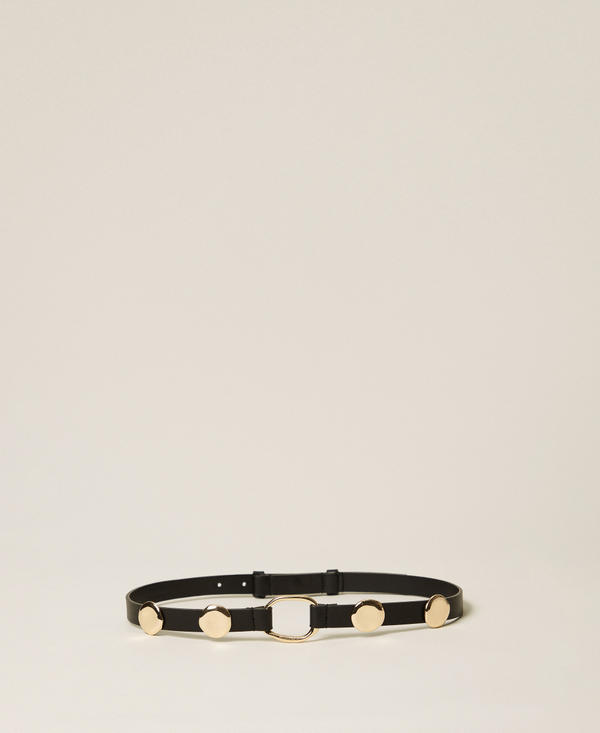 Cintur&oacute;n con anillas y tachuelas