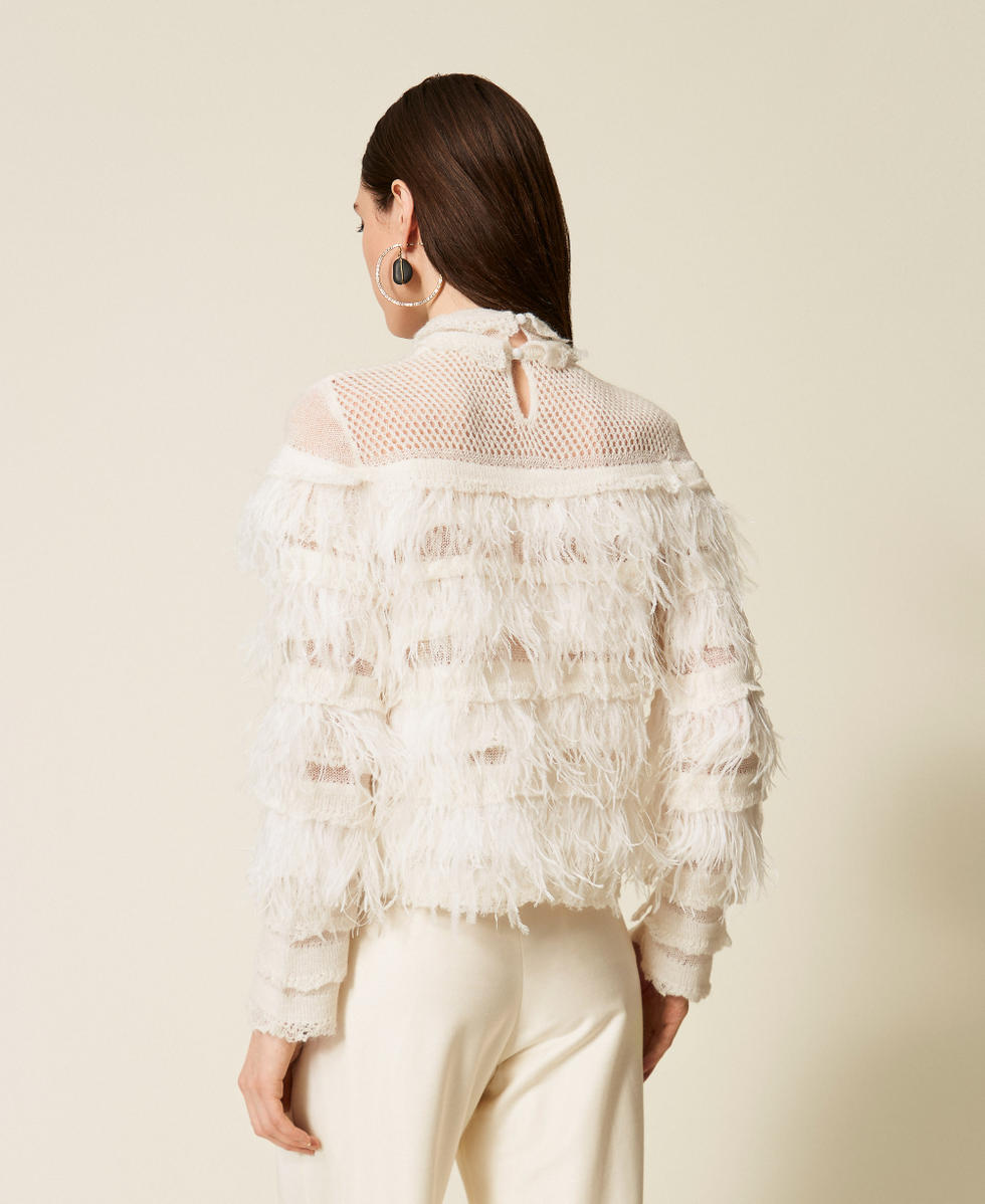 Jersey con volantes y plumas