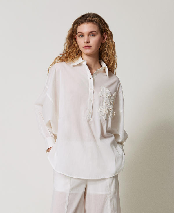Blouse en mousseline avec fleurs brodées