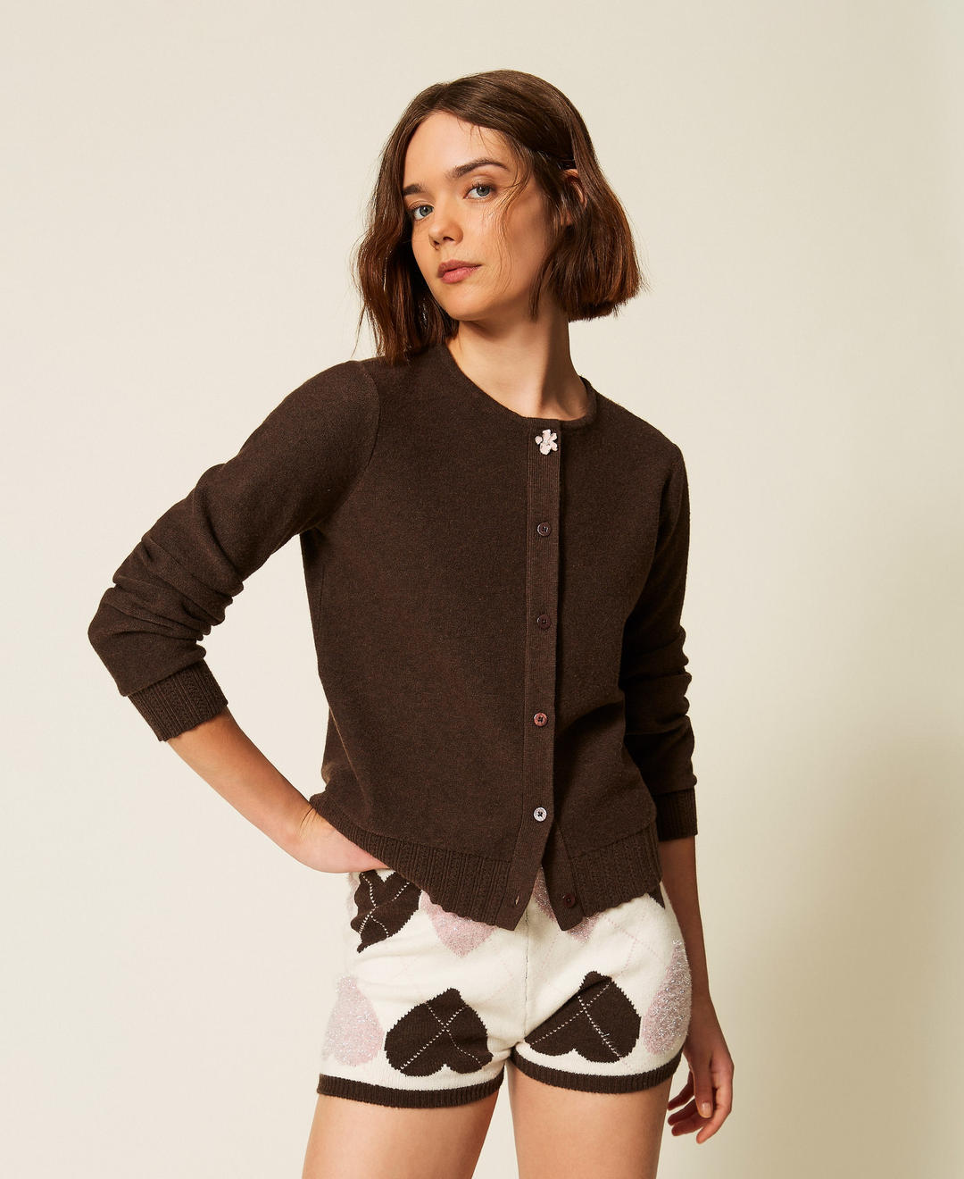 Cardigan avec bouton émaillé