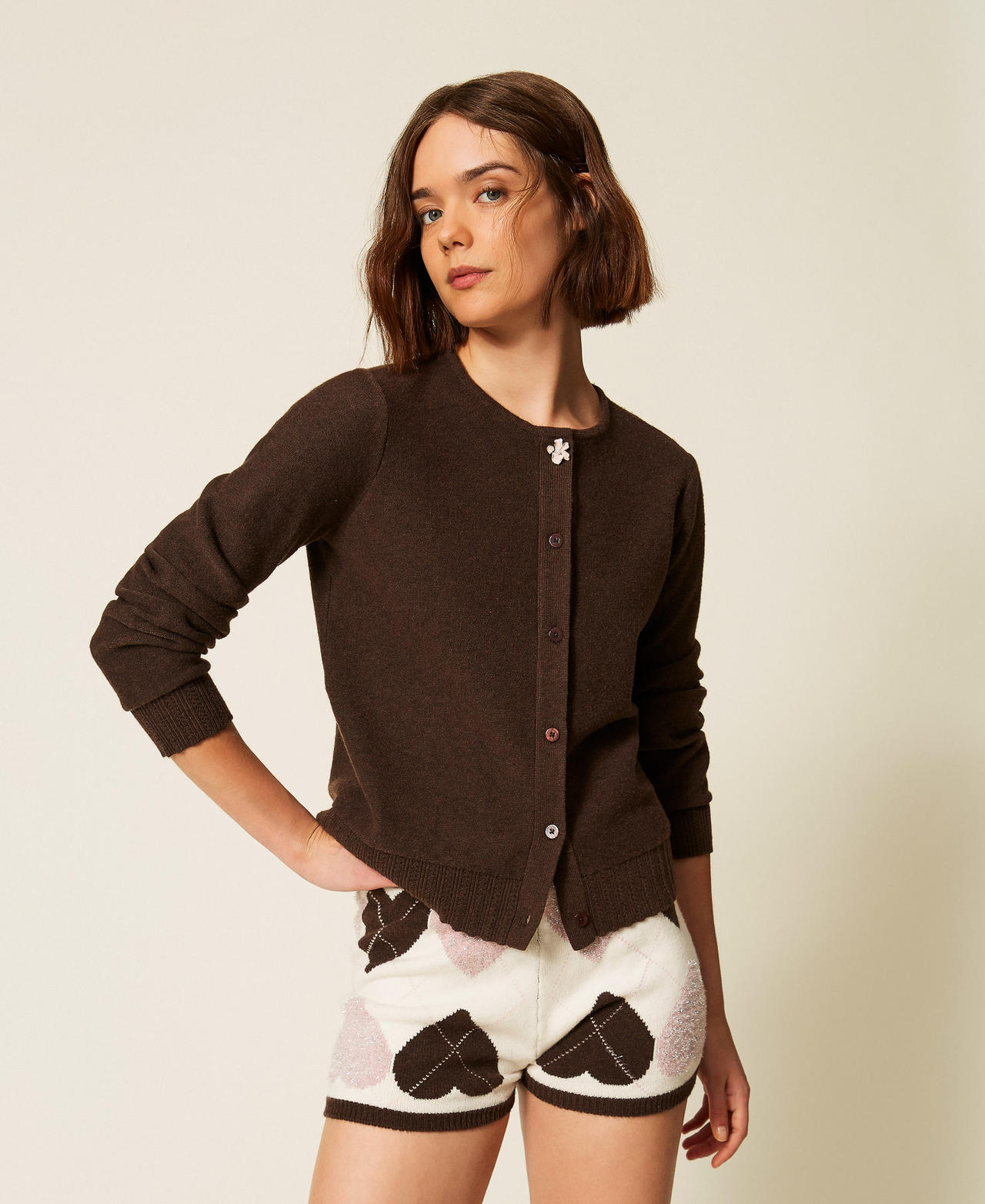 Cardigan mit emailliertem Knopf Mocha Frau 262LI3BCC_13677_01