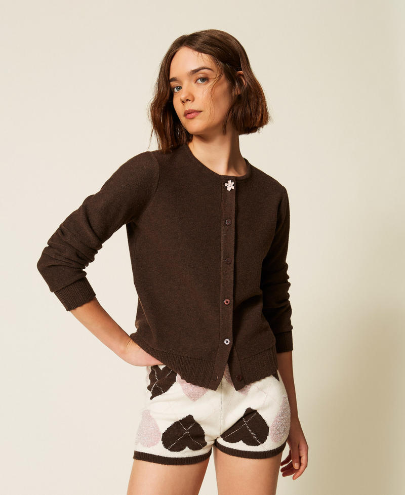 Cardigan mit emailliertem Knopf Mocha Frau 262LI3BCC_13677_01