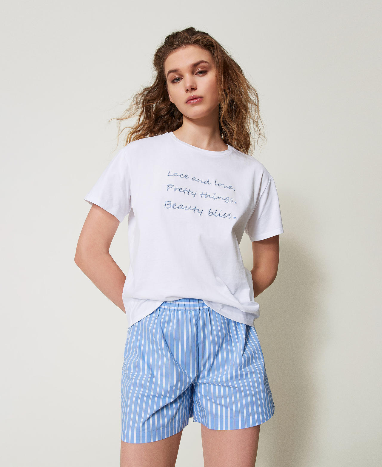 Pyjama mit Stickerei und Streifen Zweifarbig Blue Topaz / Antique White Frau 251LL2NAA_12234_01