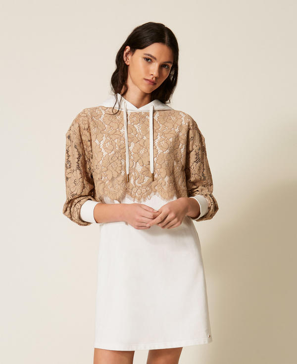 Robe courte en molleton et dentelle