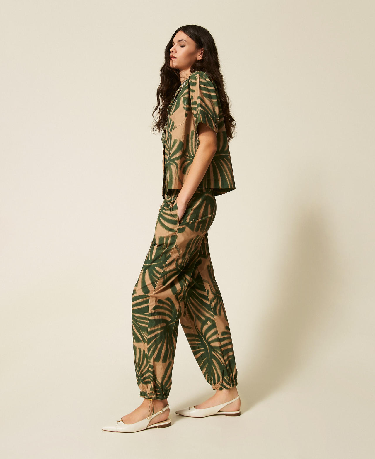 Hose aus Popeline mit Print Jungle-Print Frau 261LL2TCC_13301_02