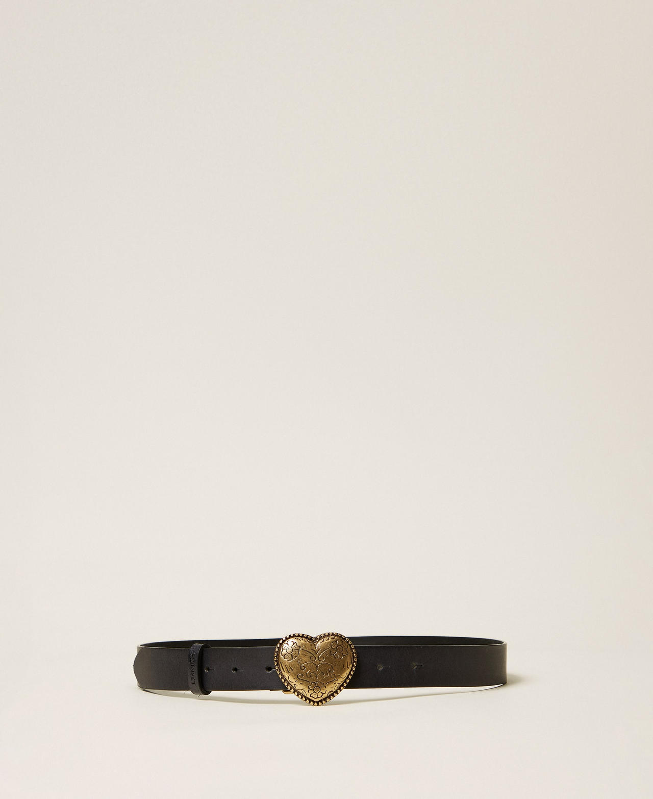 261TA4150_00006_01?quality=