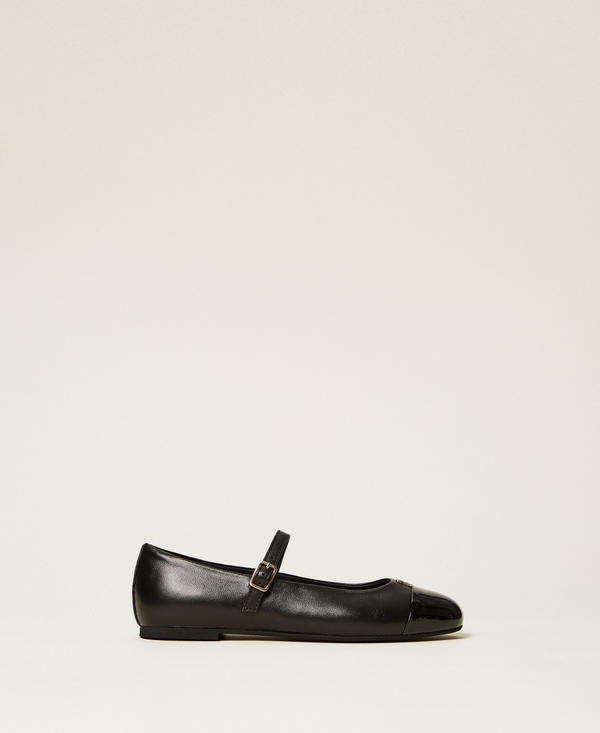 Ballerinas aus Leder mit Logo und Riemchen