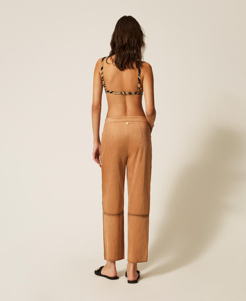 Pantalon en su&eacute;dine avec broderie Marron &laquo;&thinsp;Hazelnut&thinsp;&raquo; Femme 261LB2MBB_10282_03