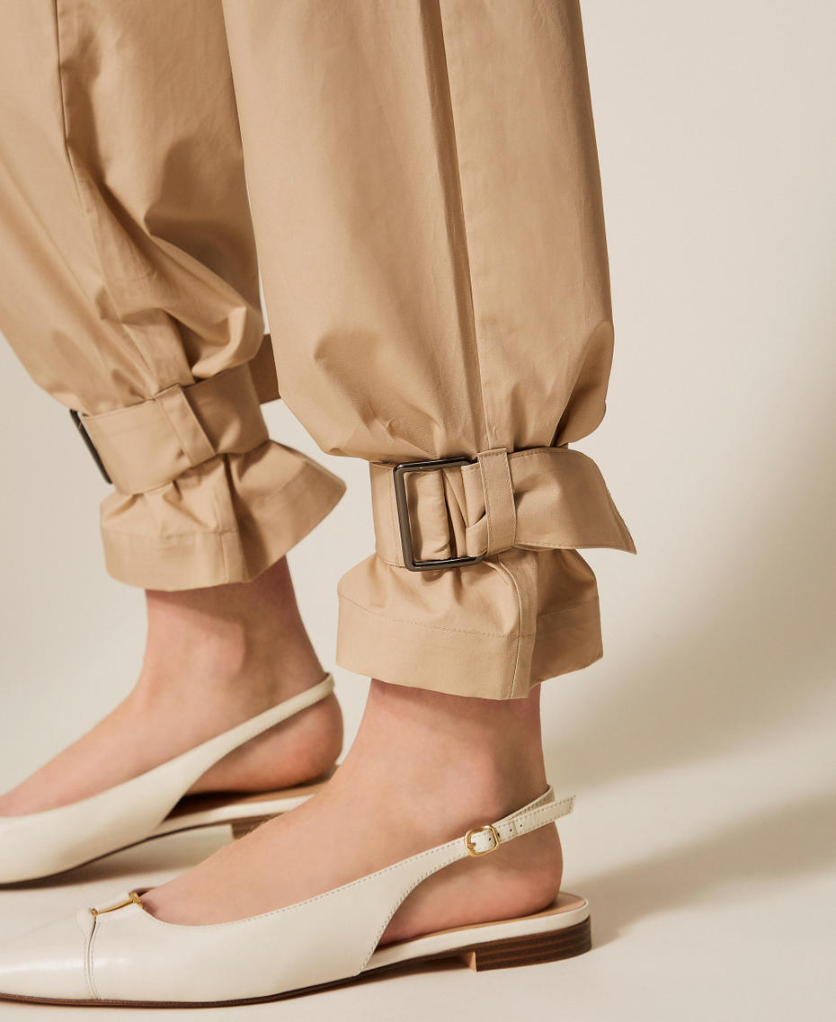 Hose aus recyceltem Popeline Safaribeige Frau 261AP208C_13191_04