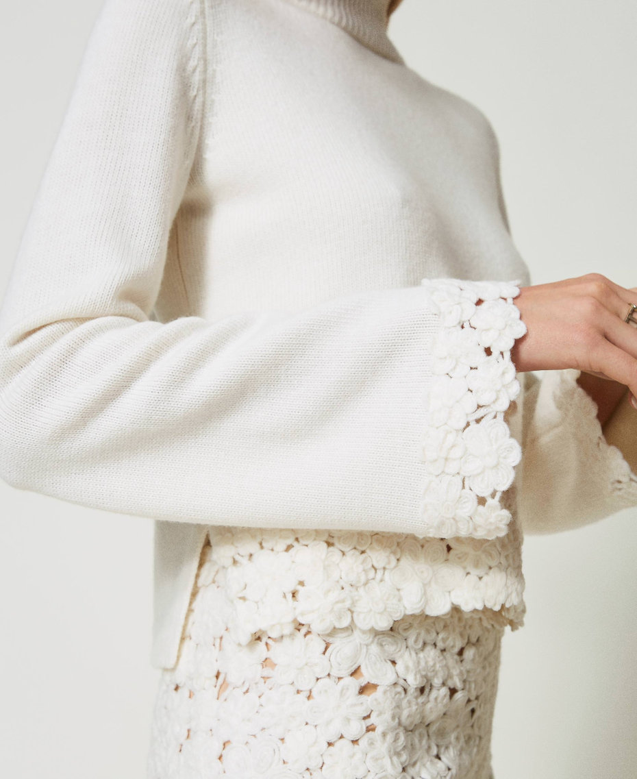 Stehkragenpullover aus Wollmischung mit Stickerei Weiß Schnee Frau 242TT3421_00282_04