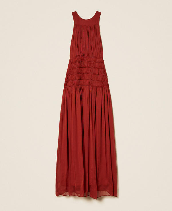 Long cr&eacute;pon sleeveless dress