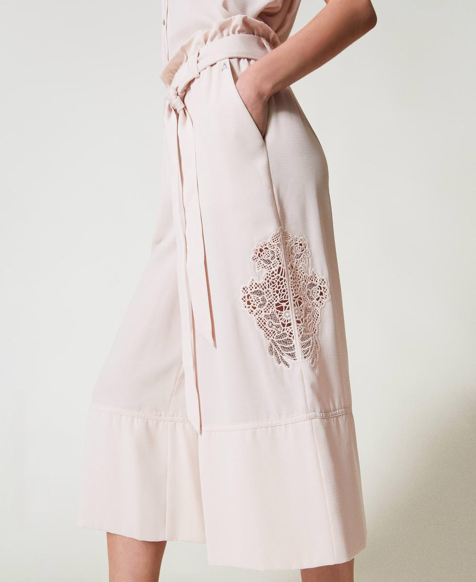 Cropped-Hose aus Twill mit Stickerei Tender Pink Rosa Frau 251AP2423_00619_03