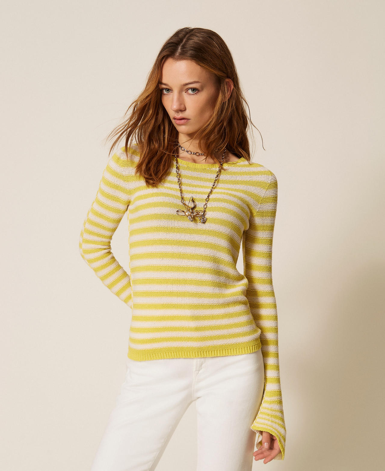 Pull sans coutures avec encolure ras-du-cou et rayures bicolores