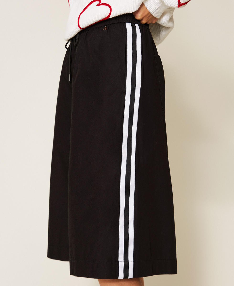 Bermudashorts aus recyceltem Popeline Schwarz Frau 261AP2081_00006_03