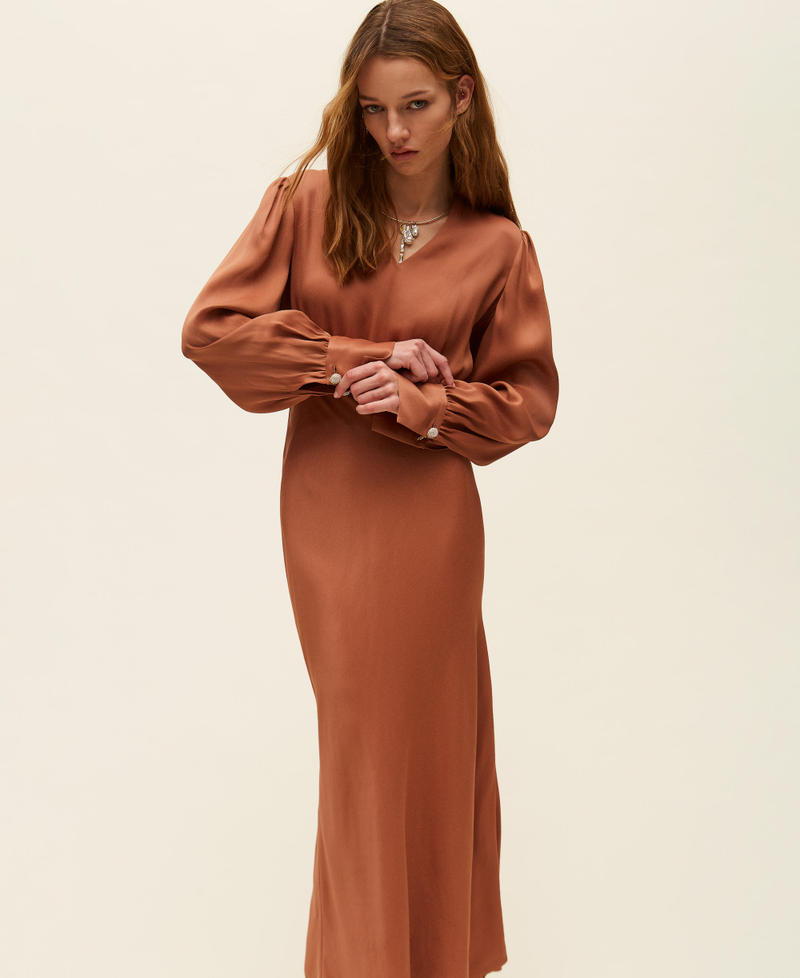 Langes Kleid aus Satin &bdquo;Mocha Mousse&ldquo;-Braun Frau 261TP2761_13168_PC