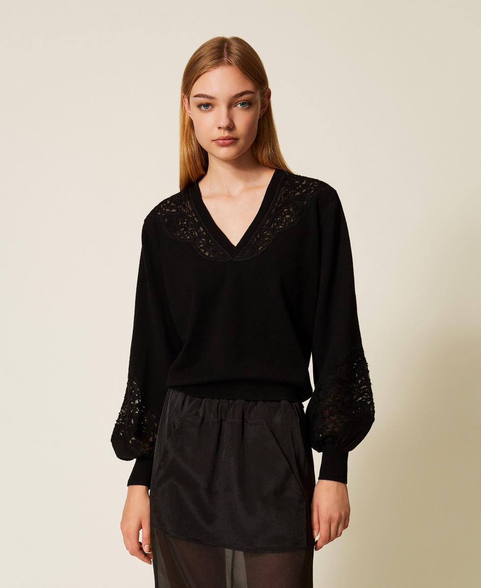 Pullover mit gestickten Intarsien Schwarz Frau 252TT3440_00006_01