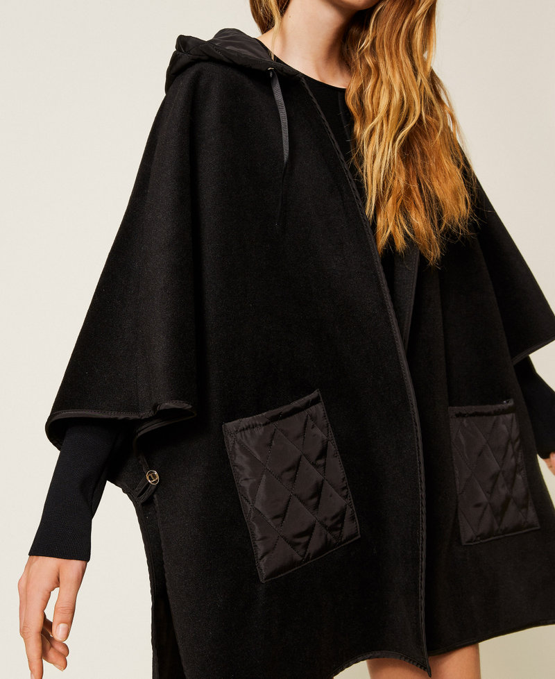 Poncho en maille avec poches Noir Femme 252TA4240_00006_05