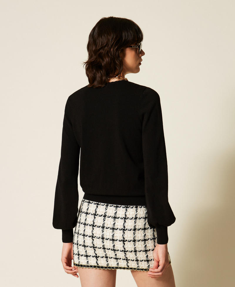 Figurbetonter Pullover mit H&auml;keldetails Schwarz Frau 262TP3033_00006_03