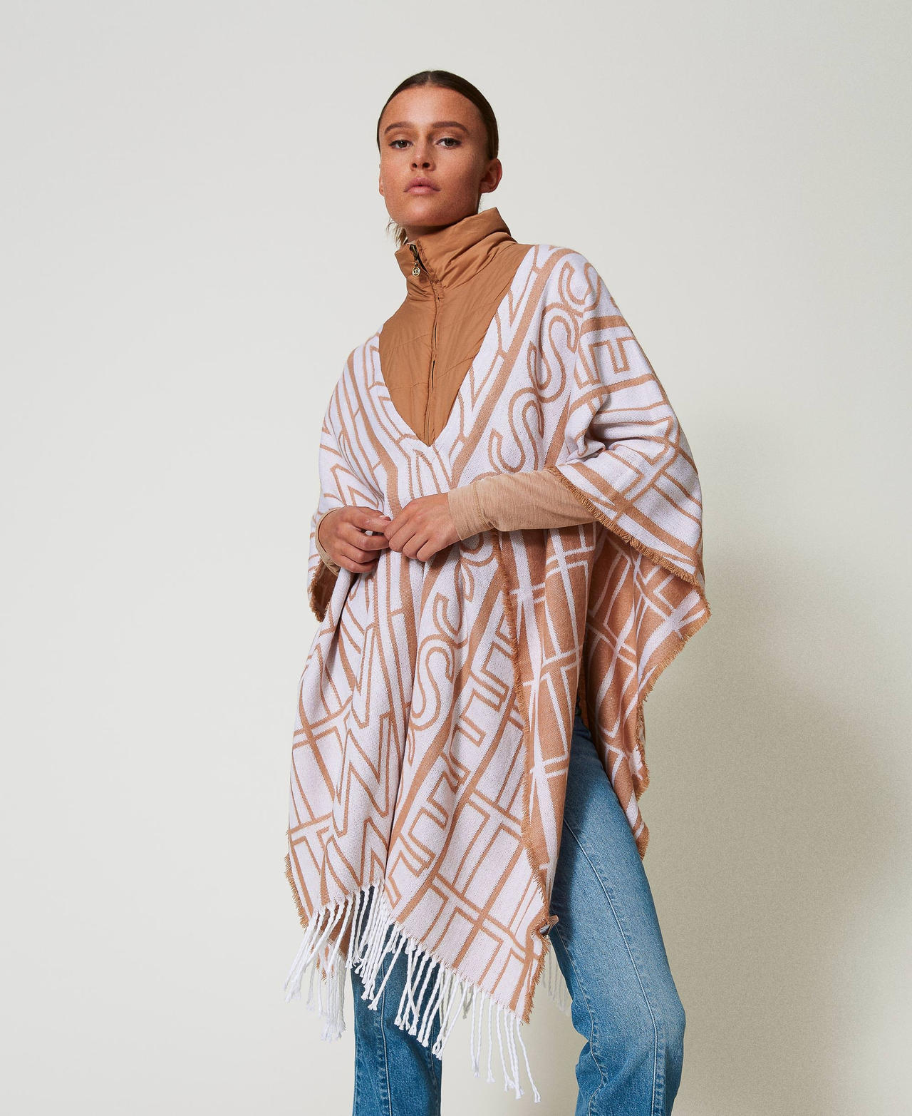 Żakardowe poncho z logo Brązowy &bdquo;Sandy Brown&rdquo; Kobieta 242TA4100_11754_01