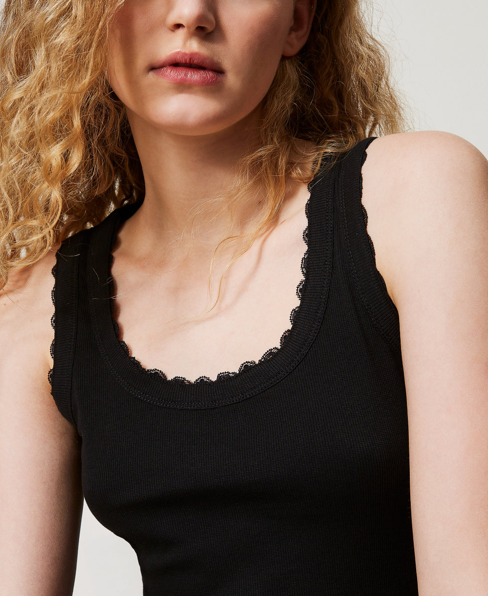 Fitted ribbed top with lace