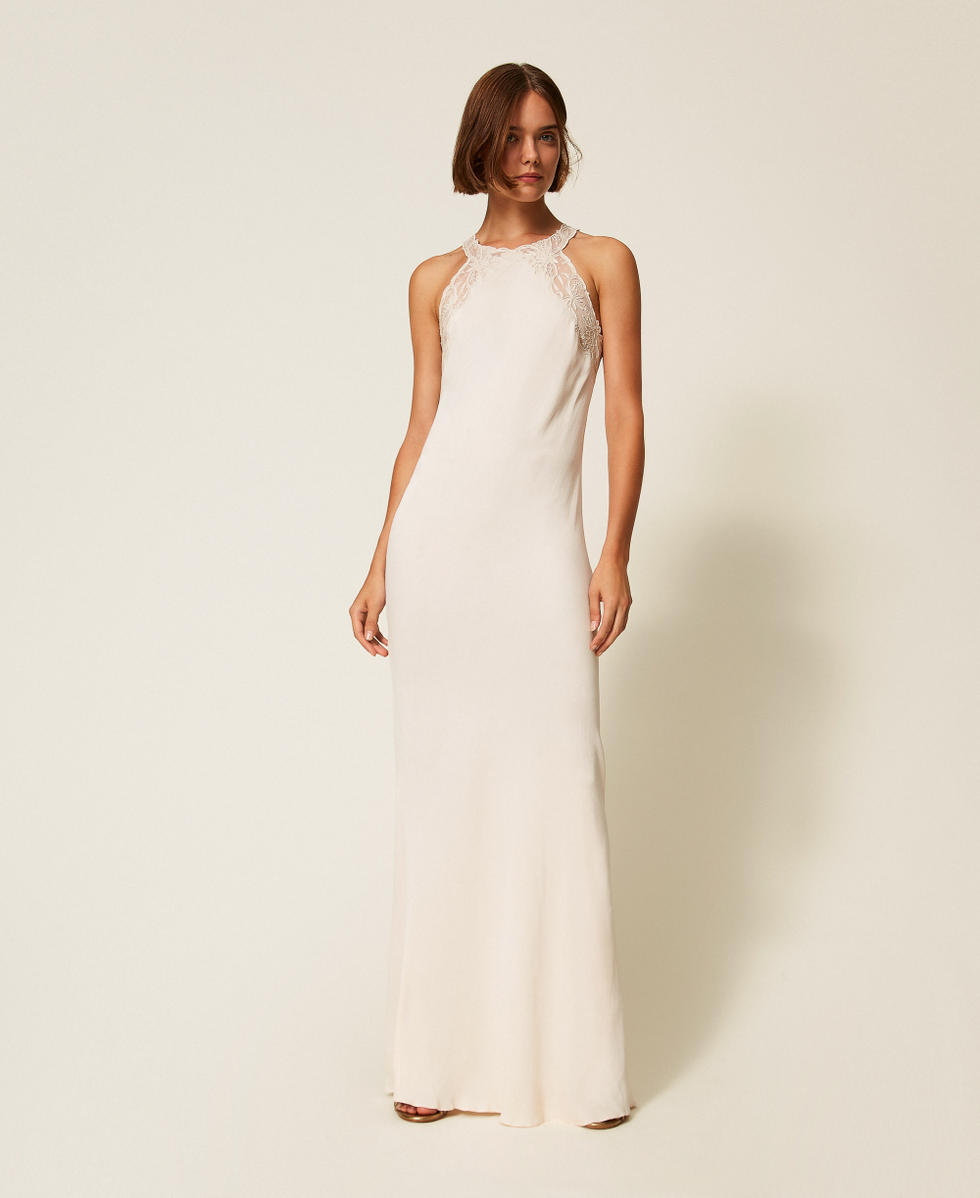 Langes Neckholder-Kleid aus Satin mit Stickerei