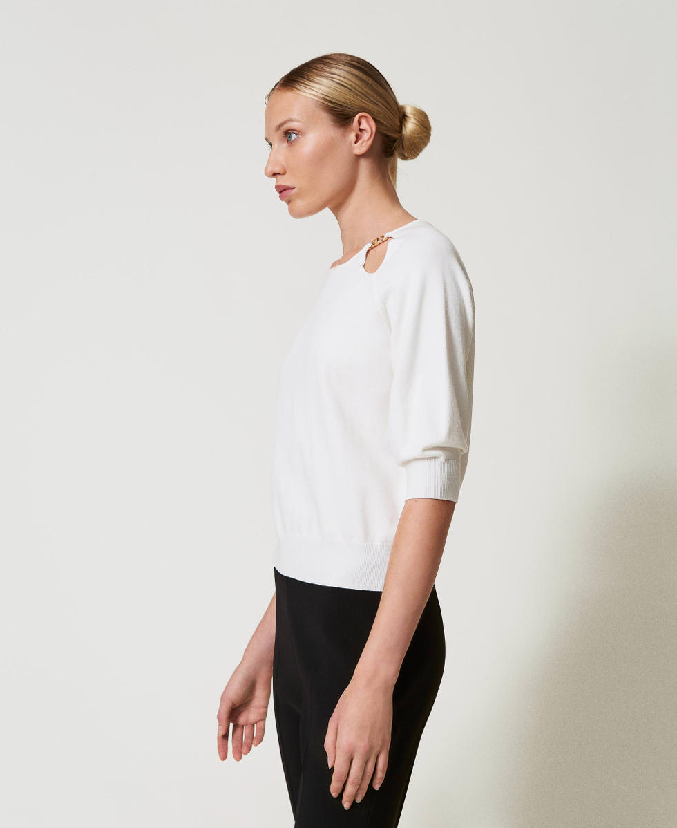 Pull avec d&eacute;coupes et Oval T