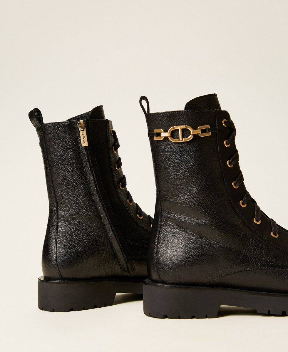 Bottines motardes en cuir avec chaîne et Oval T Noir Femme 252TCP150_00006_03