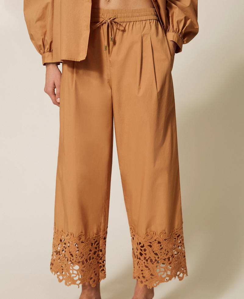 Weite Hose aus Popeline mit Makramee &bdquo;Hazelnut&ldquo;-Braun Frau 261LB2ADD_10282_04
