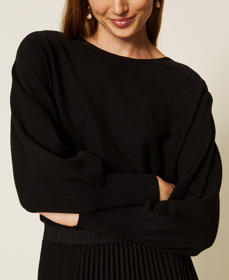 Robe longue en maille et cr&ecirc;pe pliss&eacute;