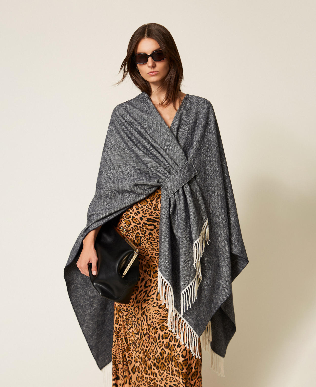 Poncho z tkaniny z frędzlami Classic Blue Kobieta 252TO5040_11956_01
